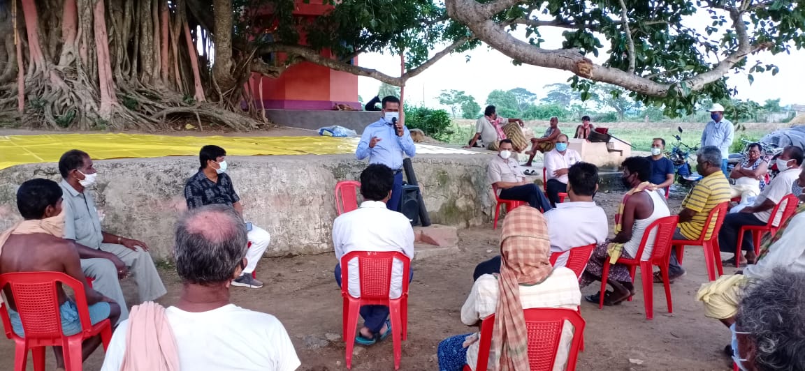 NPatnaik_Odisha's tweet photo. Redressal of farmer's grievances at #Ankoroda and #MoWard meeting to address different issues like #development,#sanitation,#Street_light, #Water_Supply etc. in presence of nominee of Hon'ble @CMO_Odisha Sri @SaratCh34218657 and EO @Hinjilicutmuni1.
@Naveen_Odisha @Ganjam_Admin https://t.co/Zcf0eKohWq