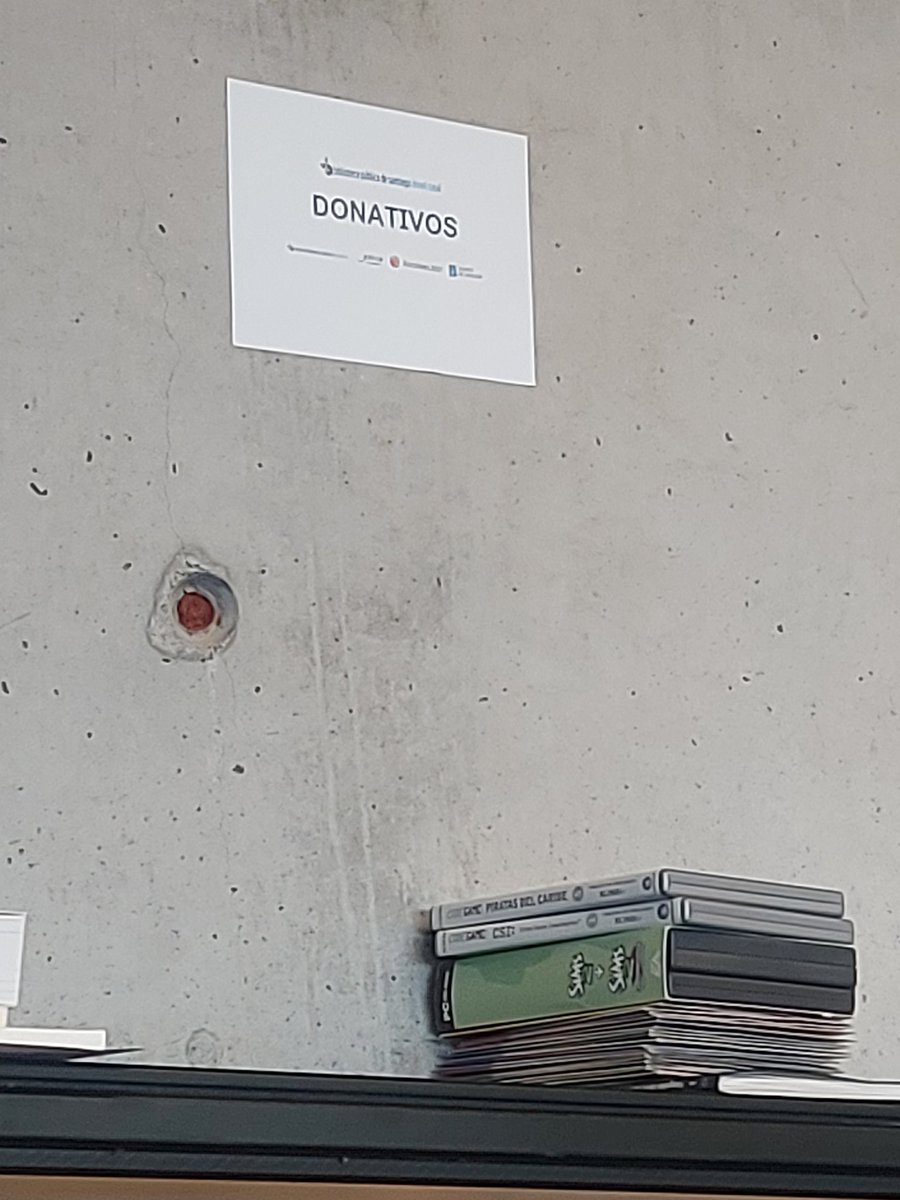 PaulaPoppies's tweet photo. Sigo intentanto atopar a razón pola cal alguén quere doar os SIMS 2 coa extensión da universidade esk es mi pubertad https://t.co/YSvBFo7p6Q