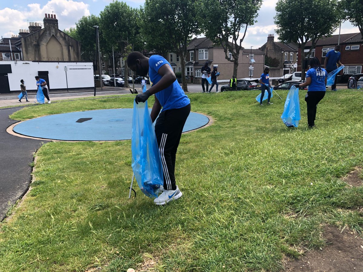 A big thank you to Victory Youth Group who met for a #GBSpringClean littler pick around Upperton Road West in Plaistow on Saturday 5 June.

Join one of the events coming up across #Newham: newham.gov.uk/news/article/6…