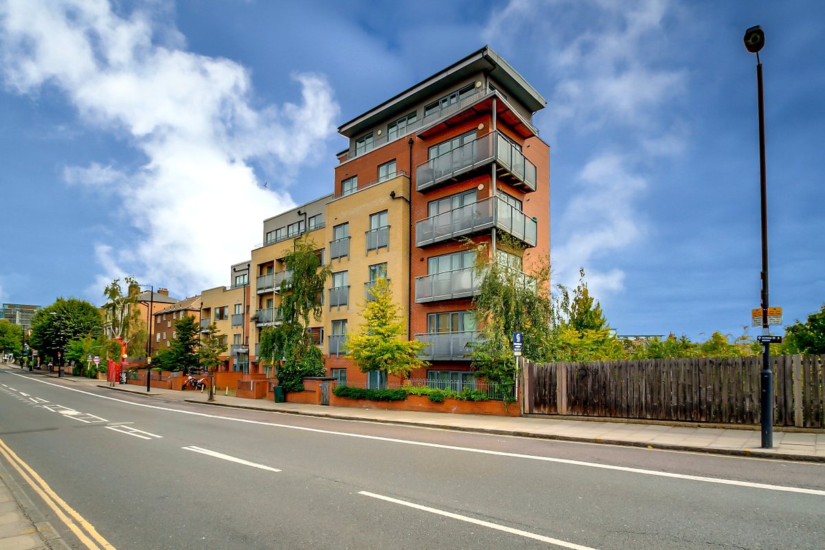 StoneHouseEstat's tweet photo. Junction Road, Tufnell Park, N19
A FANTASTIC MODERN one bedroom flat set on the third floor of this unique development. The property comprises of a large double bedroom, large bathroom, large open-plan kitchen and TWO BALCONIES offering great views.  £334pw #property #tolet https://t.co/jiRkGWSW0c