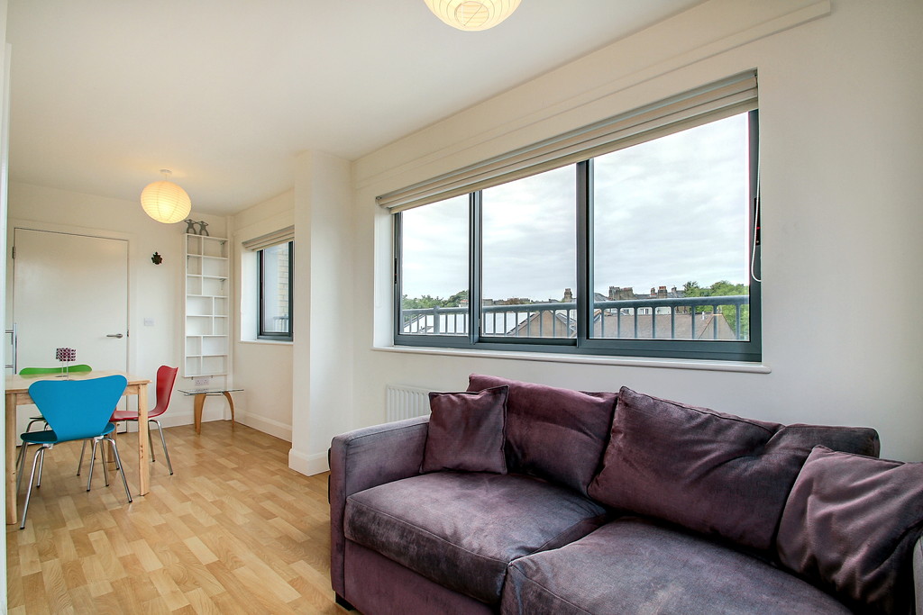 StoneHouseEstat's tweet photo. Junction Road, Tufnell Park, N19
A FANTASTIC MODERN one bedroom flat set on the third floor of this unique development. The property comprises of a large double bedroom, large bathroom, large open-plan kitchen and TWO BALCONIES offering great views.  £334pw #property #tolet https://t.co/jiRkGWSW0c