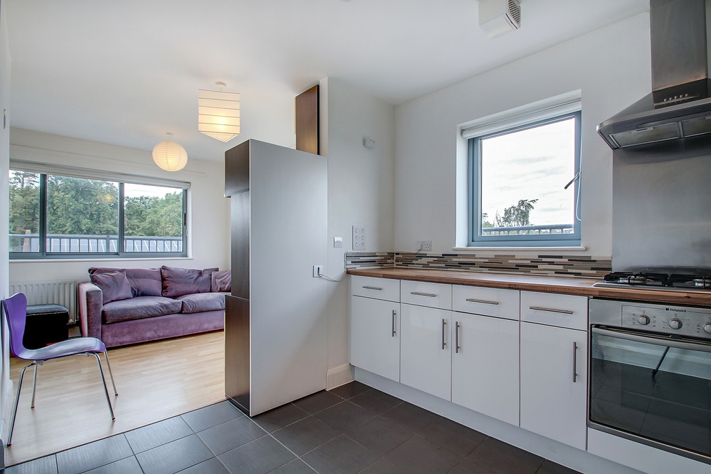 StoneHouseEstat's tweet photo. Junction Road, Tufnell Park, N19
A FANTASTIC MODERN one bedroom flat set on the third floor of this unique development. The property comprises of a large double bedroom, large bathroom, large open-plan kitchen and TWO BALCONIES offering great views.  £334pw #property #tolet https://t.co/jiRkGWSW0c