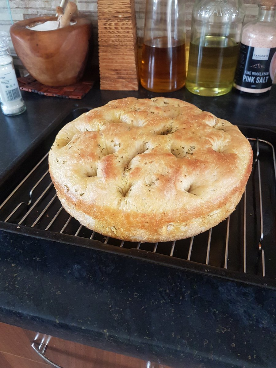 beartikitime's tweet image. When you come in from the garden and @Mrsbear18 been baking fresh bread the smell is out of this world 👌🍞#focaccia #bakeyourown