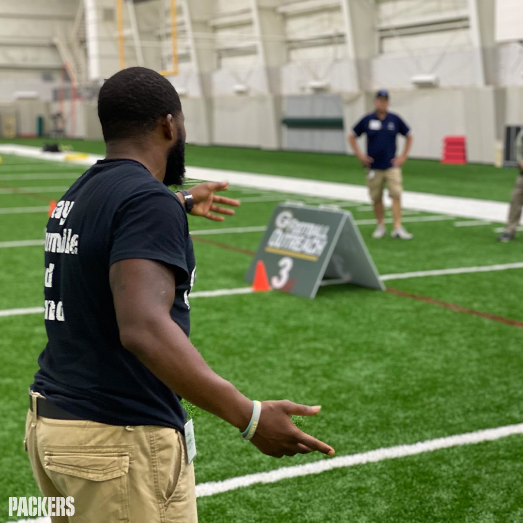 packers's tweet image. The #Packers hosted a free coaching school for Wisconsin youth football coaches at @LambeauField &amp;amp; the Hutson Center over the weekend. 🏈📝

#PackersGiveBack