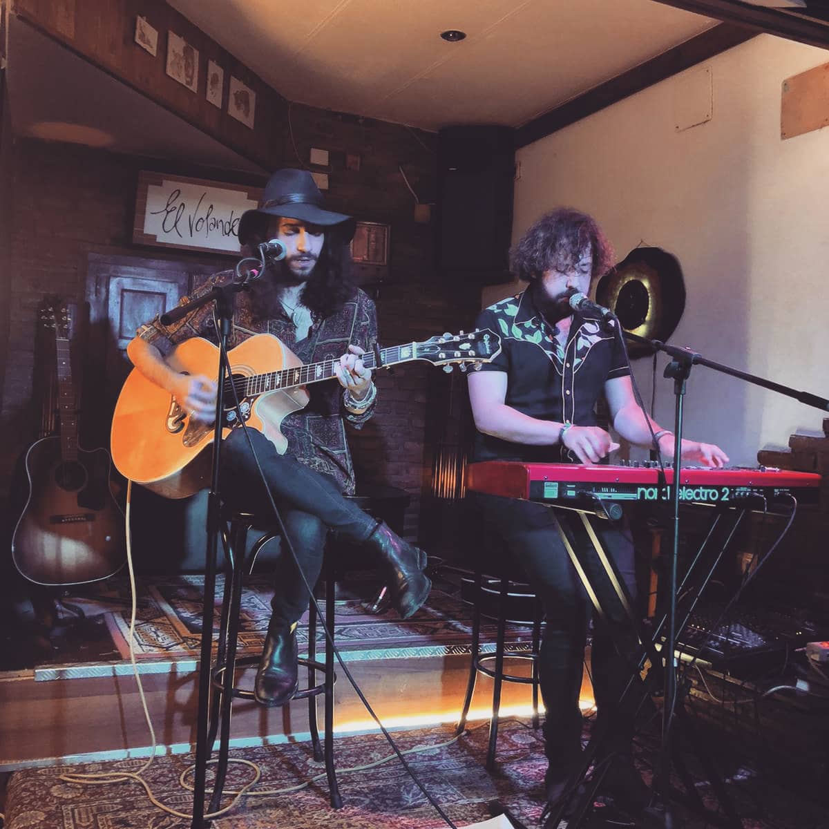 gonzalodecos's tweet photo. Qué maravilla de noche la de nuestro paso el viernes por @pub_el #Volander.
Qué magia tiene ese escenario y qué bien nos trataron. Julia y Toni, se os quiere. Deseando volver! ❤️

Salud! 

#gonzalodecos #elimpactodelasflores #concierto https://t.co/pTZu7611N6