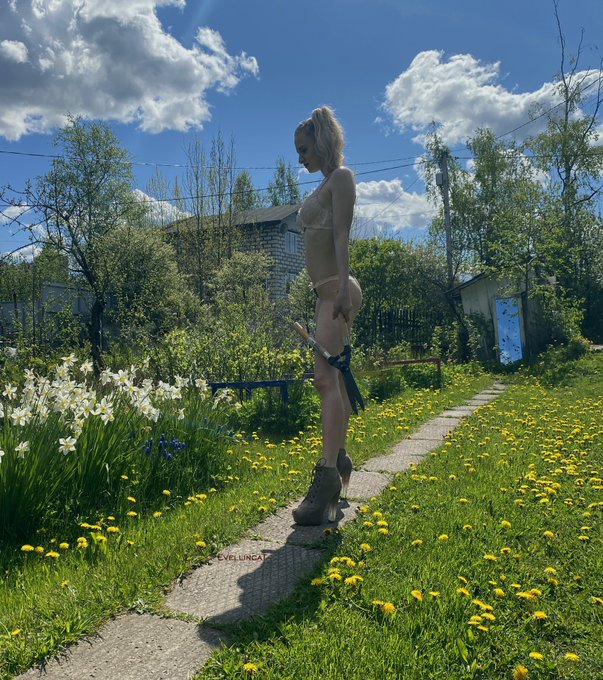 #Sundaynight vibes 🍷 ⠀⠀⠀⠀⠀⠀⠀⠀ Comment below and tell me something you did this weekend! 💜  Love ya #instafam<a href="/tag/sundaynight"class="tags">#Sundaynight</a><a href="/tag/instafam"class="tags"><span>#instafam</span></a>