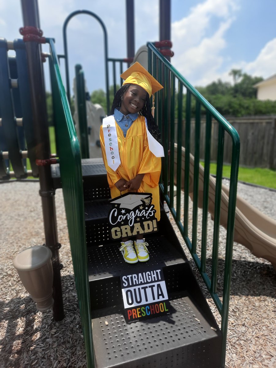 JuneWil32177273's tweet photo. Today my daughter had her PreK awards day ceremony! Special shout to our Principal, Mrs. McKinney and The Pre-K team at Highland Heights! Mrs.Otumfuor is an amazing teacher and we love you from the bottom of our hearts! #Kinderbound #Futuregymnast https://t.co/kdFiL8lj0K