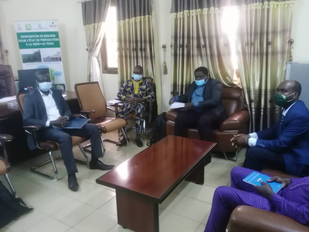 CabinetEarth's tweet photo. Aux côtés de notre partenaire #ONFInternational @CabinetEarth participe à la mise en place du Système national d’Information sur le #REDD+ du @TogoOfficiel. Ici la réunion de démarrage en prélude au lancement #TgTwittos #GES #ClimateAction  @MERF_Togo @Banquemondiale @ZoulGbele https://t.co/1i9kSiQ3Kj