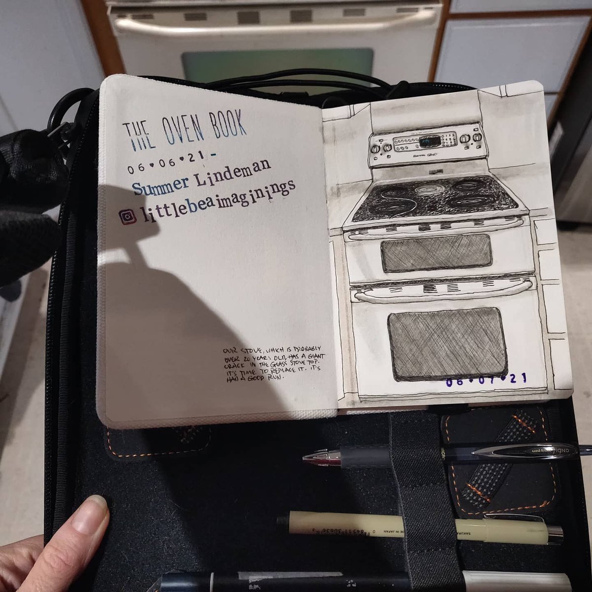LilBeaImagining's tweet photo. 1st page of my A6 size, #etchr sketchbook nestled into my Etchr Slate. I never know what to draw on the first page so I drew our newly cracked stove. 
@etchr_lab #micron #tombowdualbrushpens #sakuragellyroll #rangerarchivalink #uniballsigno #uniemott  #urbansketching #dailysketch https://t.co/MOPcYFbZlJ