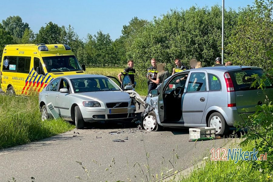 Frontale aanrijding in bocht Blokhuizersteeg #Nijkerk, één gewonde naar ziekenhuis. 112Nijkerk.