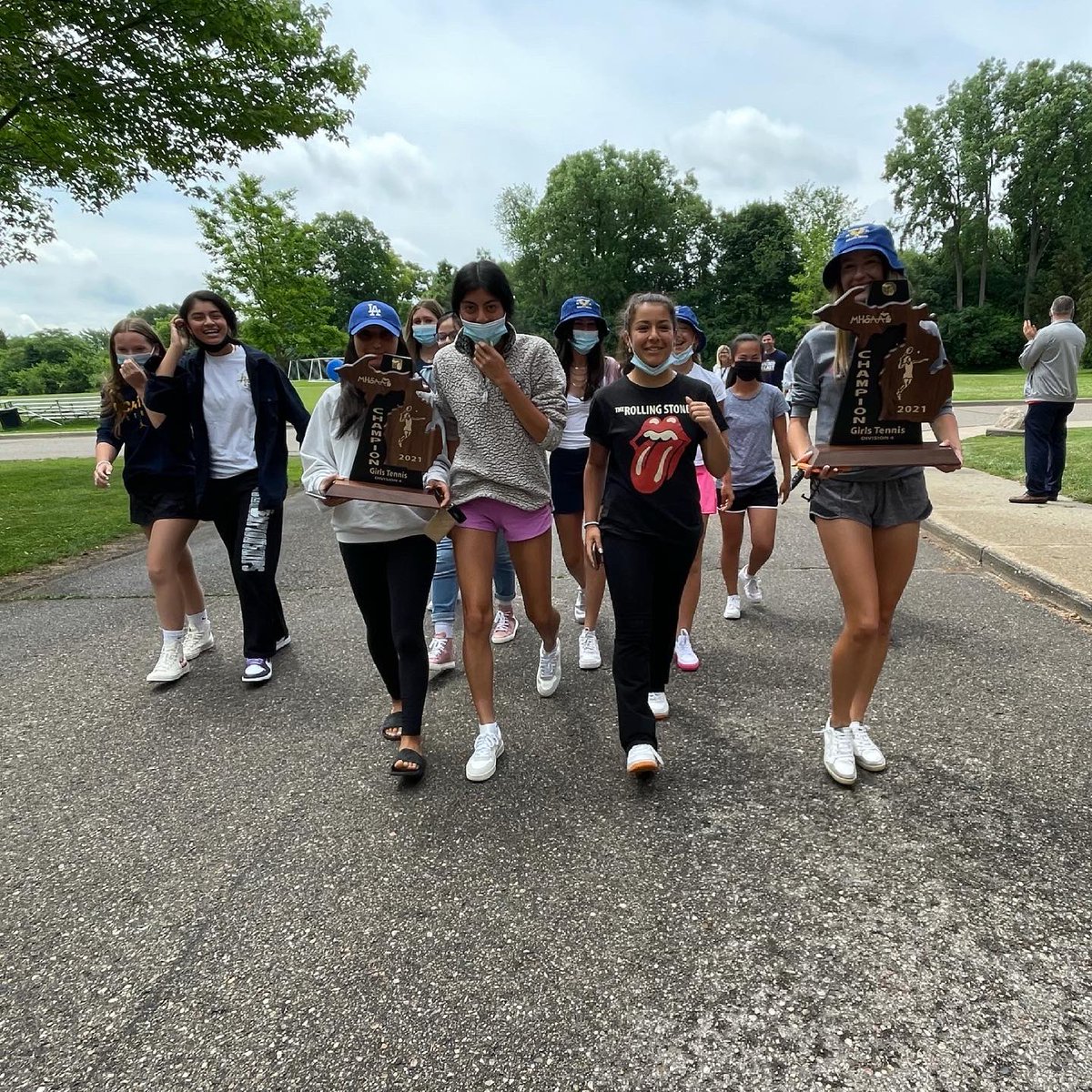 SacredHeartMI's tweet photo. Sacred Heart Tennis State Championship Parade! Congratulations on an AMAZING season #ASHTennis! πΎ π π #ASHDifference #USGazelles @statechampsmich @MHSAA @CHSL1926 @MIPrepZone https://t.co/3C0ubBnQsG
