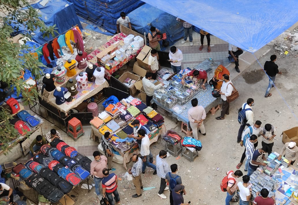 AtulDizipro's tweet photo. 1. Dear @ArvindKejriwal, mockery of law is happening in India's biggest IT market, Nehru Place. Illegal hawking is in full swing where tehbazari is not allowed yet. @ndtv @ABPNews @ZeeNews @TimesNow @htTweets @ANI @aajtak https://t.co/ygb8NMeBEi