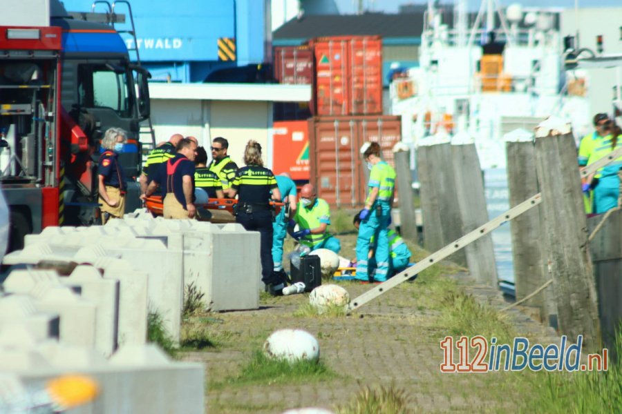 Vrouw valt in het water in #Vlaardingen en komt te overlijden. 112 in Beeld.