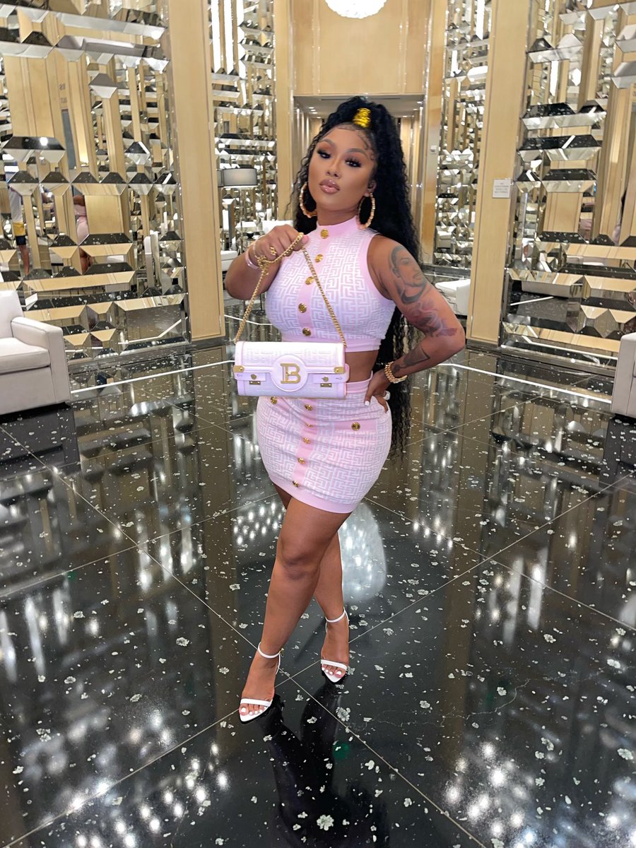 I just hopped out, looking like a knock out! 🌸🥂