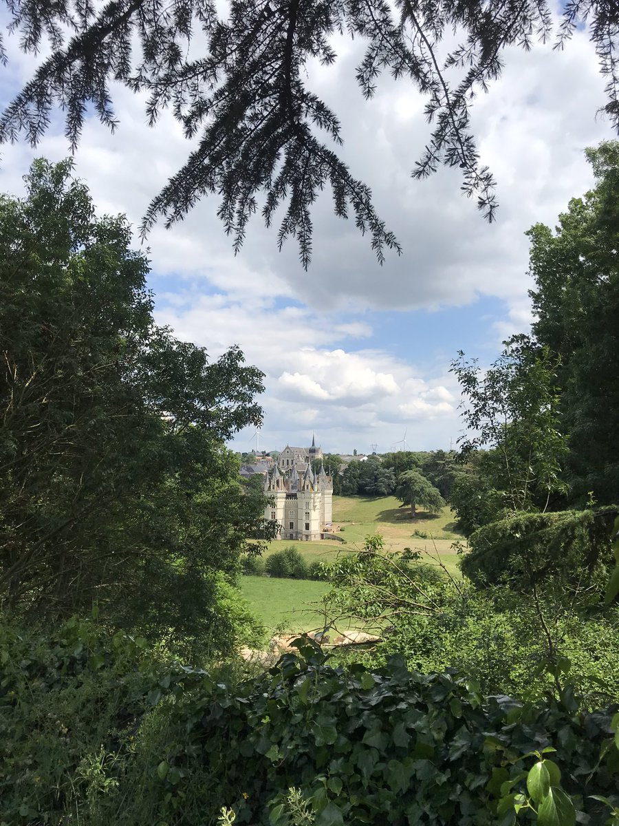 Dans son écrin de verdures, le château néogothique de Chanzeaux, commandé par Théodore de Quatrebarbes à l’architecte René Hodé. 
Il renferme une magnifique galerie des batailles et une bibliothèque sous le regard malicieux du roi René dont la statue trône sous une voûte étoilée.
