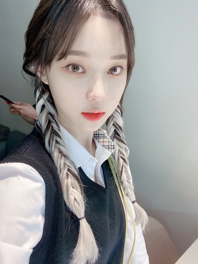 เด็กคนนี้อ่ะนะที่บอกว่าย้ายมาใหม่กลางเทอม? แบ็คดีนักเหรอ