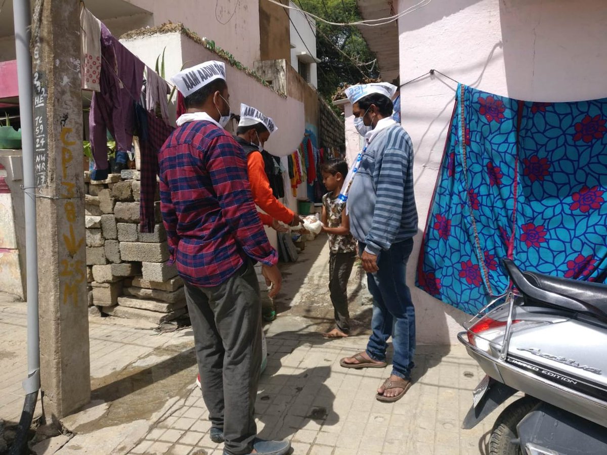 sarvagnanagar1's tweet photo. Aam Aadmi Party leader A R Qumani AR Qumaini Yaseen Aap and his team had distributed food to the people who have lost their jobs and have no means to afford food in HBR Layout Ward. Thanks to Prithvi Reddy- Aam Aadmi Party Karnataka(State Convener) for his support. https://t.co/H0UzzsOCKZ