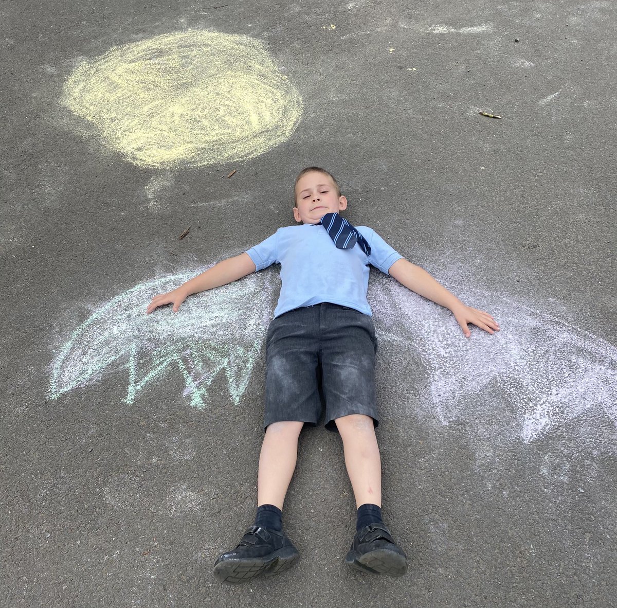 MrsMacGregor1's tweet photo. Outdoor art with Room 2. Chalk pictures where we became part of the art . Fabulous job guys @MrsJones1b @htthorntree https://t.co/Q97ZI7cV9L