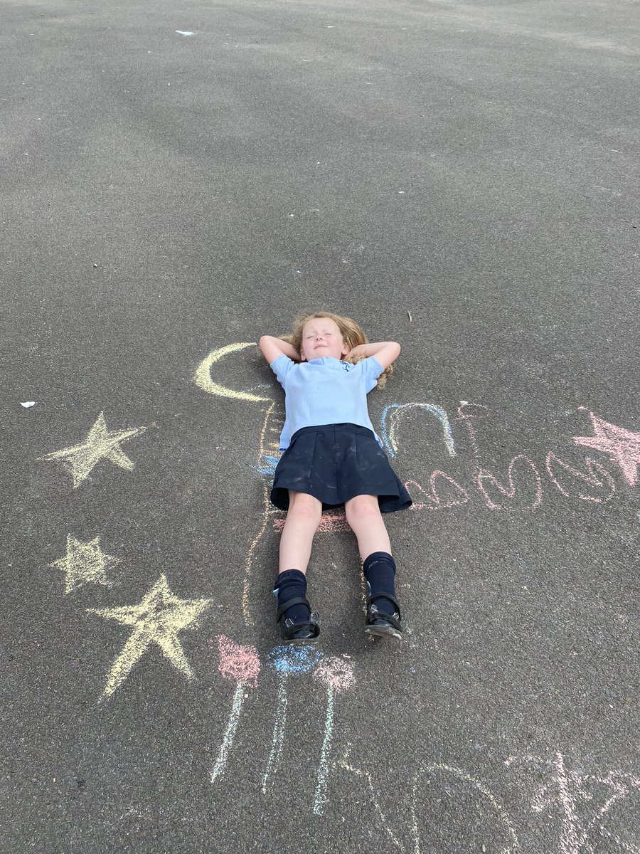 MrsMacGregor1's tweet photo. Outdoor art with Room 2. Chalk pictures where we became part of the art . Fabulous job guys @MrsJones1b @htthorntree https://t.co/Q97ZI7cV9L
