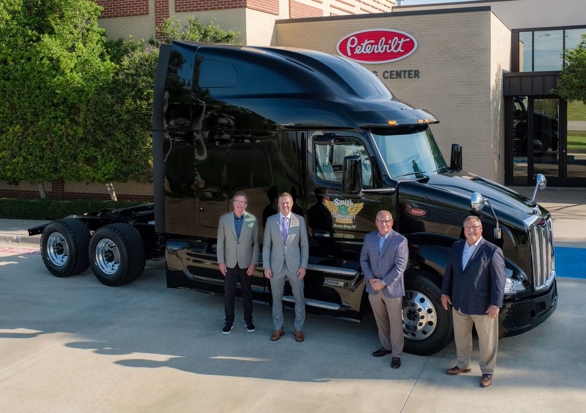 PeterbiltMotors's tweet photo. Peterbilt Motors Company is pleased to announce the delivery of the first production New Model 579 to Smith Transport. #PeterbiltPride #NewModel579 #NewEraofClass https://t.co/YtrrTjMo2v https://t.co/9orc5xlaGb
