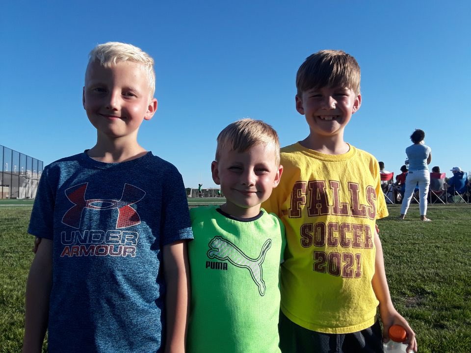 mofallssoccer's tweet photo. These @BFstatesmen @Steins2ndGrade1 loved meeting their @mofallssoccer Varsity buddies and cheering them to a victory on Friday! @mofallssoccer @FallsAthletics https://t.co/iiJvE8O5Fe