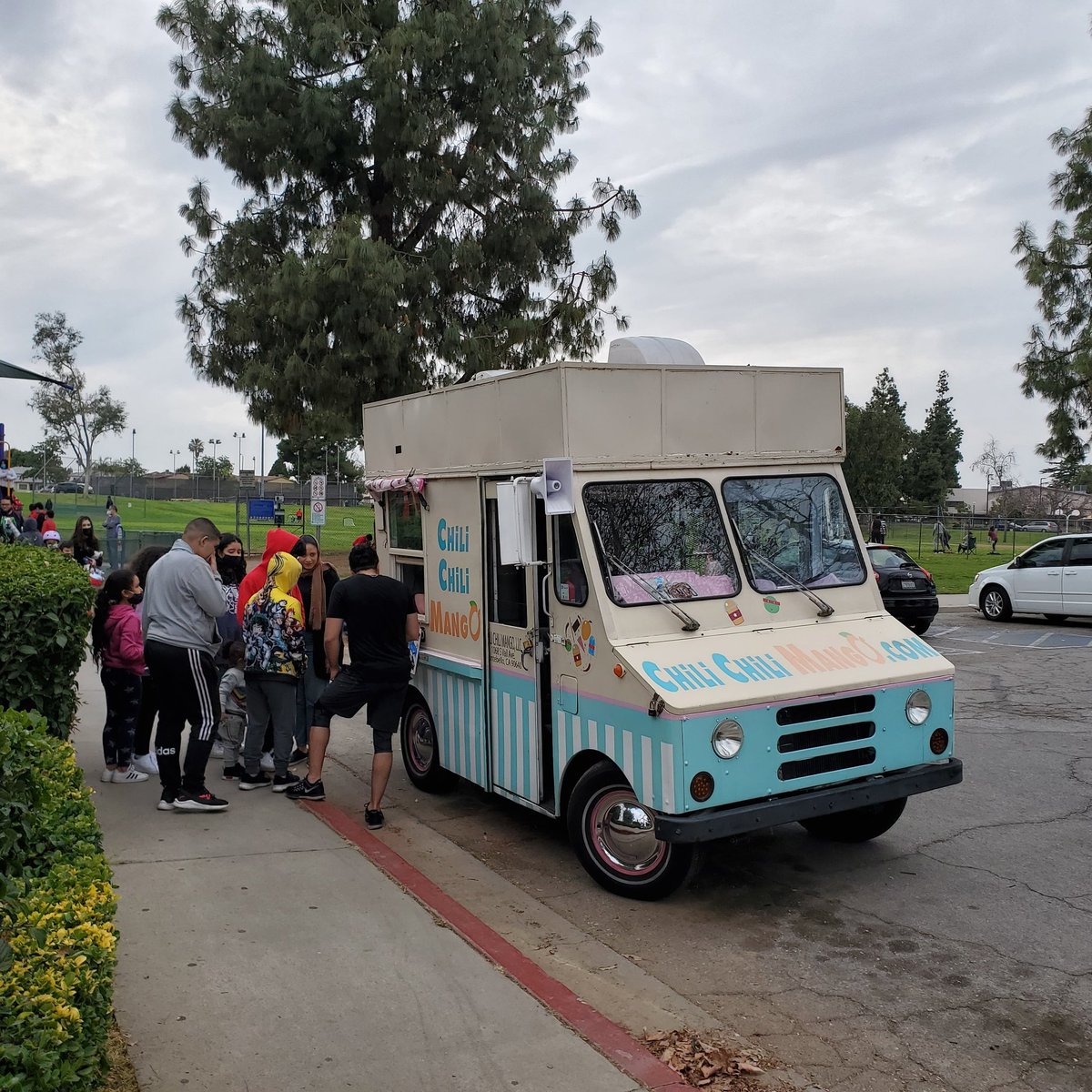 ChiliChiliMango's tweet photo. What visit to the park is not completely without @ChiliChiliMango π¦
#IceCreamTruck
#IceCream #Vegan #GlutenFree #Fj8c #LosAngeles #Birthday #Wedding #Catering #PictureCar #IceCreamTruckLA #IceCreamTruckRental #ResidentEvent #EmployeeAppreciation #CraftService #ChiliChiliMango https://t.co/CiXOhurBQl