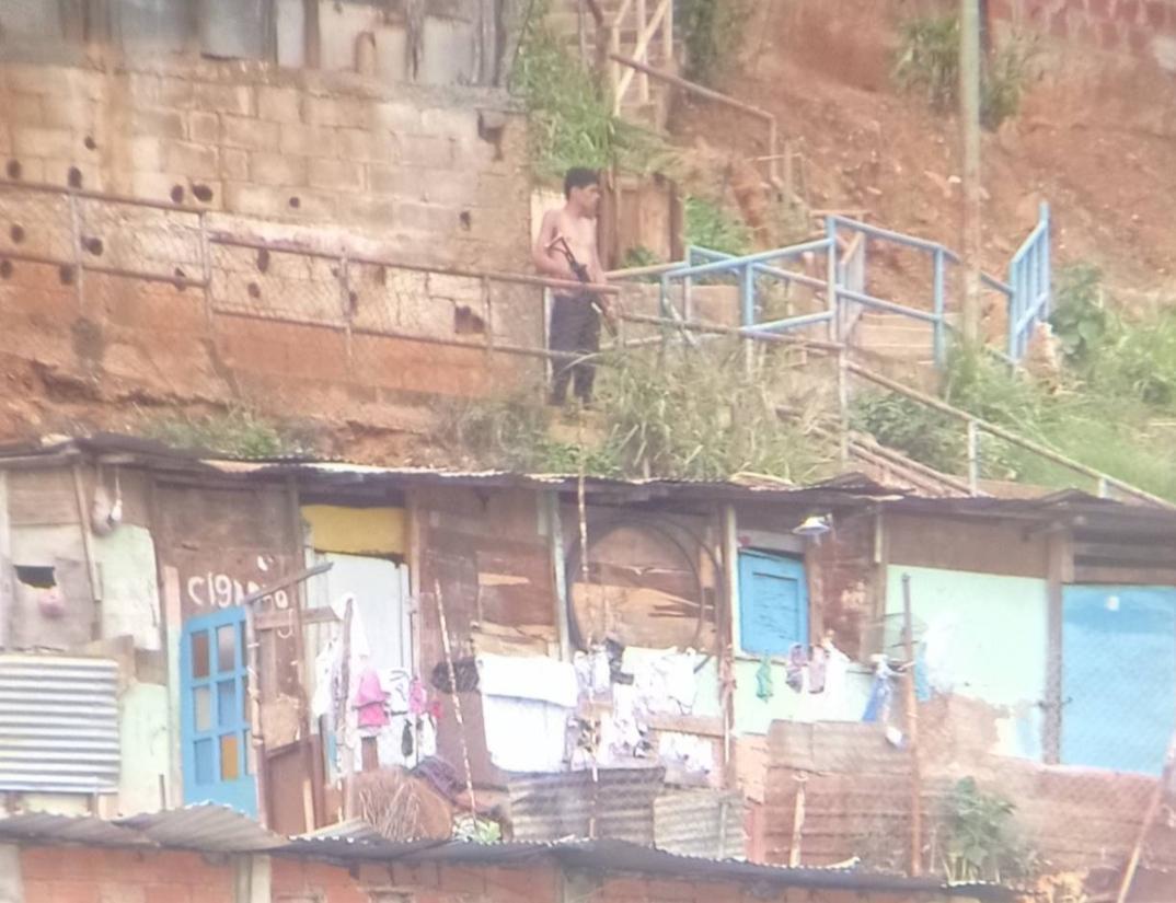 rcamachovzla's tweet photo. #Caracas Estas serían algunas de las imagenes de los sujetos armados que se enfrentaban a las comisiones policiales en la parte alta de La Vega https://t.co/nZdQUbf81l