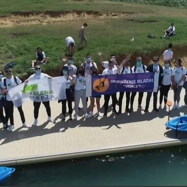 VoiceUM's tweet photo. Ambasade Kraljevine Švedske, USAID BiH i mnogih drugih organizacija.

♻️ Ovom prilikom se zahvaljujemo domaćinima u Rami i Ustirami na prelijepom dočeku i radujemo se idućem susretu.
elenamreza
#smeceuvrece
#letitBiH https://t.co/6poIwKNthC