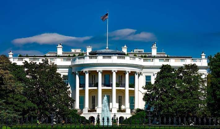 spacehlboy's tweet photo. au larri basado en rw&amp;rb || enemies to lovers 

donde Louis es hijo de la presidenta de USA y odia todo lo relacionado con un príncipe rizado.

o en donde Harry, príncipe de Gales, comete un error que lo forzará a pasar más tiempo con las persona que más detesta en este mundo https://t.co/ExTgHG5668