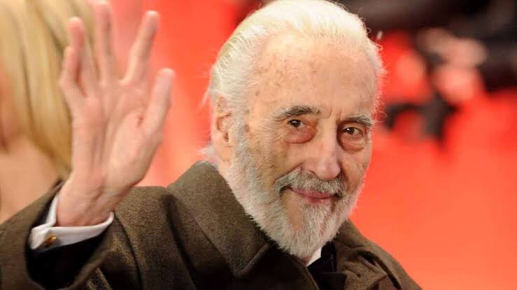 Un Dia Como Hoy, 7 de Junio…Christopher Lee, emblema del cine de terror, deja de existir a los 93 años. Veterano de la Segunda Guerra, el actor inglés se sumó a los estudios Hammer. Asumió el rol del monstruo en La maldición de Frankenstein y más tarde personificó a Drácula