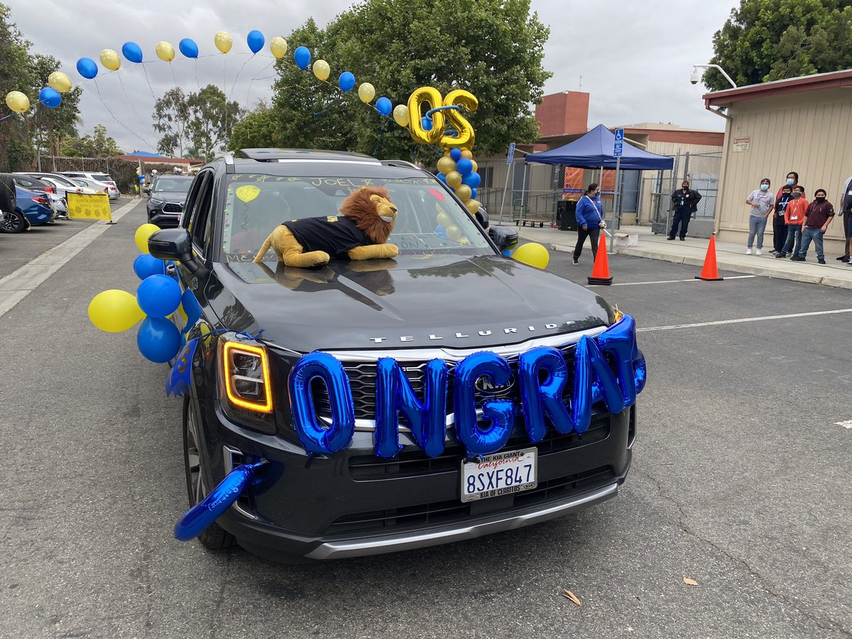 LynwoodSchools's tweet photo. We kicked off our week of promotion celebrations with drive-through events at three schools! 🚗🎓 #wearelynwood #promotionweek https://t.co/mfc7lfuoYd