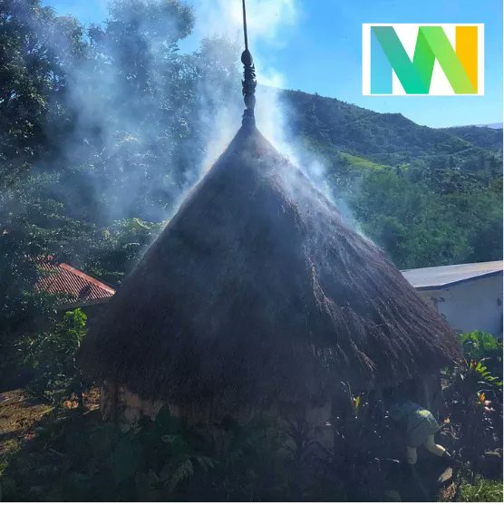 #CoulissesMW #newcaledonia Juste après le cyclone au mois de mars, pendant la 1ère semaine de confinement, nous avons fait un petit feu dans la case et avons eu la visite des pompiers pensant que la case était en feu😂😂#nouvellecaledonie #TeamNC #MuseumWeek