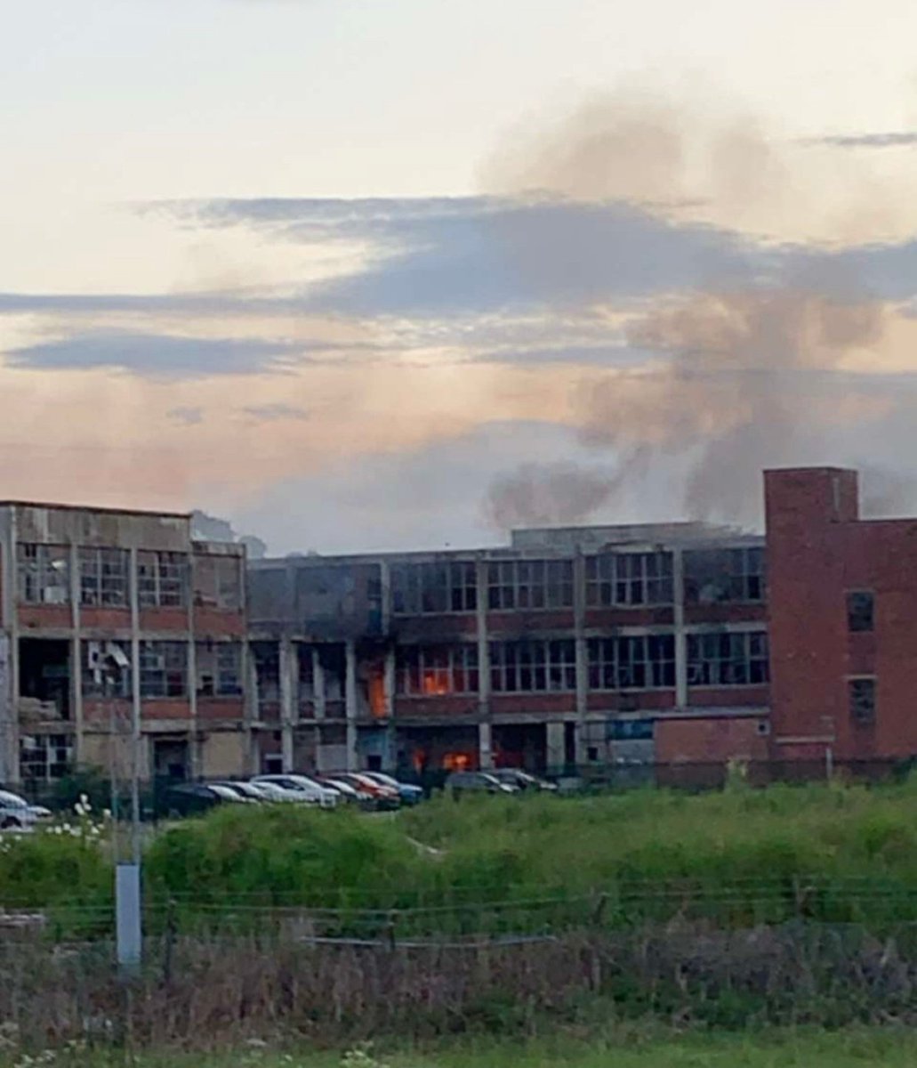 CarnoMediaLtd's tweet photo. 📢BREAKING📢
Emergency services are attending a large fire at the former Gates factory  in Heathhall, Dumfries. It's believed the fire began just after 10pm. The A701 is closed north &amp; south bound at Locharbriggs Jct and Police Scotland asking motorists to avoid area @ITVborder https://t.co/RhkoWDtgJ7