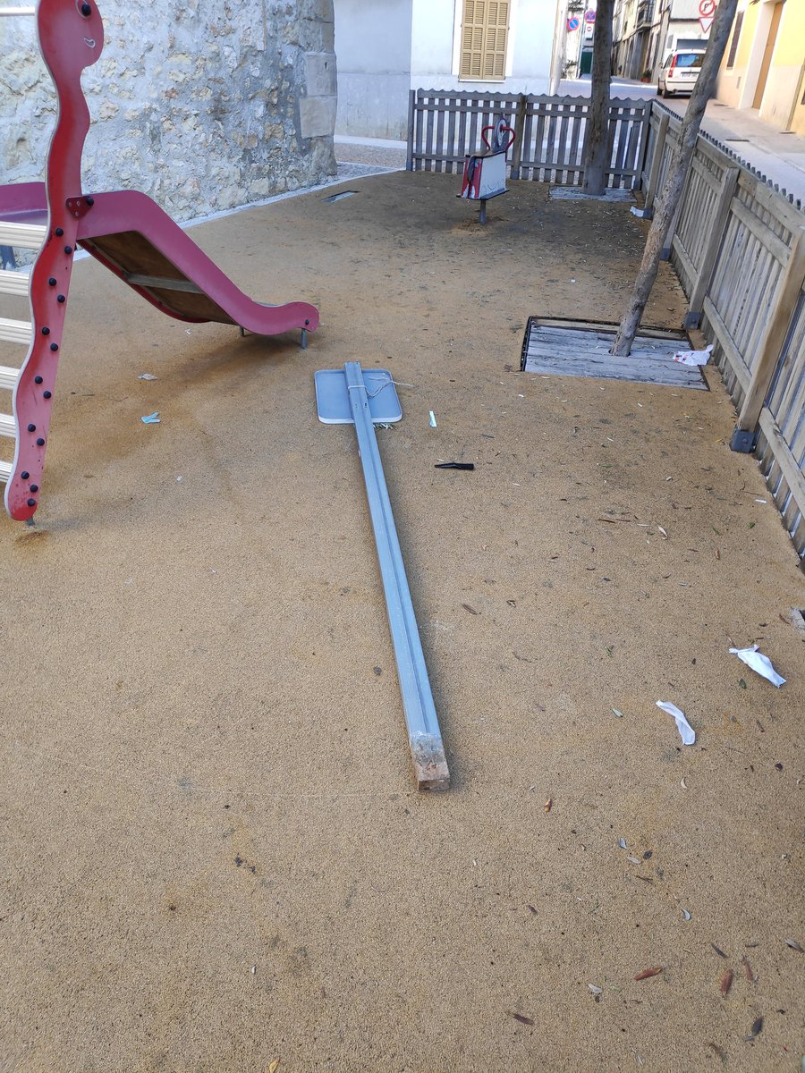 MarcelNeumann's tweet photo. Dur el nin al parc infantil i trobar-se'l ple de mascaretes espenyades, molt civilitzada la gent 👌 @ajManacor https://t.co/gvNS70vw20