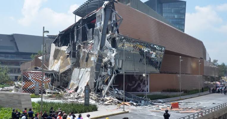 ulmo's tweet photo. El grupo de arquitectos más caros de México / el albañil de la colonia https://t.co/2Vk5ThRYaY