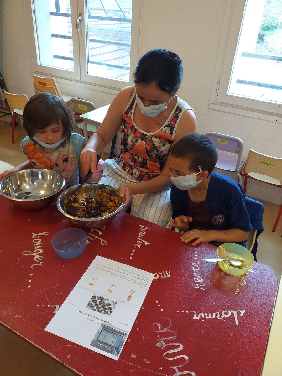 LeoBrioude's tweet photo. De nouvelles familles ont rejoint l' atelier cuisine parents/enfants le samedi 5 juin dernier. 2 familles ont découvert qu'elles sont inscrites au même séjour familial organisé par le Secours Populaire cet été. La recette du jour : roses des sables...  les enfants ont appréciés ! https://t.co/pBwDchdeBb