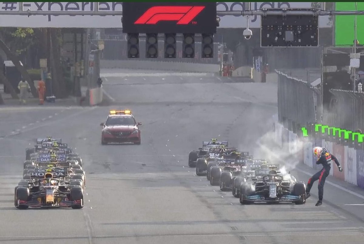 brutaelpunt's tweet photo. Found some footage (π) of the Hamilton tire issue cause π€£
#WellDoneMax #WellDoneBaku https://t.co/UyZXIQVK7L