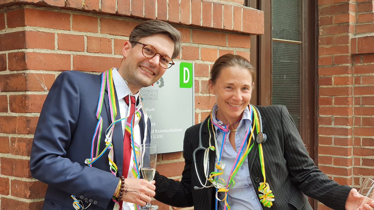 "Lassen Sie uns Arzt - wir sind durch!" Erste #Medizinstudierende der #MHBFontane bestehen letzte Staatsexamens-Prüfung und sind offiziell die ersten, jemals im Land #Brandenburg ausgebildeten Ärzt*innen!! Wir gratulieren und sind mächtig stolz auf Euch! Ihr schreibt Geschichte!