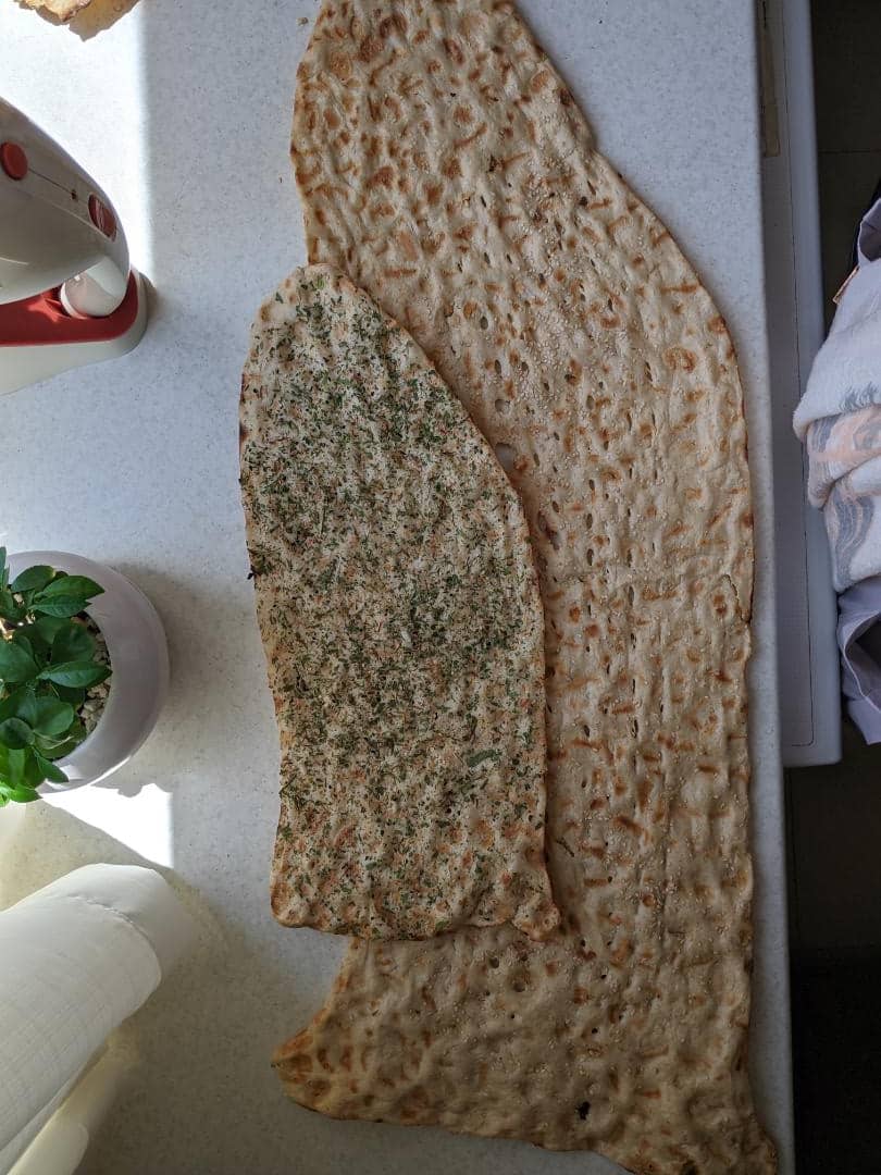M_Chineh's tweet photo. امروز نسرین و رایان رفته بودن نونوایی، آقای شاطر خودجوش یه نون کوچولو مخصوص رایان پخته، پولی هم بابتش نگرفته. هنوزم ��دم خوب و باصفا پیدا می‌شه. #زندگی https://t.co/IKuAfDaxFV