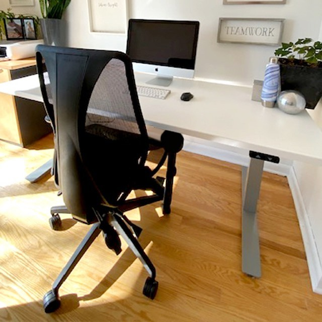 ergoCentric's tweet photo. A beautiful, bright #homeoffice space featuring the #tCentricHybrid task chair & the #upCentric electric height adjustable table.
#wellbeing #workfromhome #WFH #officespace #homeofficeergonomics #workspace #remoteworking #ergonomics https://t.co/e0UtHBgxm2