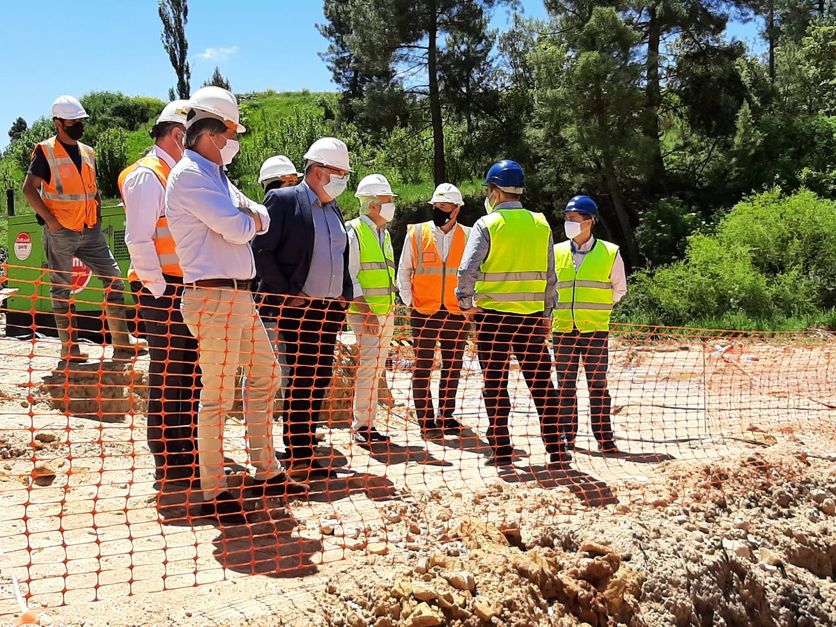 Soria_Gob's tweet photo. @LatorreMiguels ha acompañado hoy a la directora general de @AcuaEsSA, #RosaCobo, en una visita a las obras de los emisarios de la #depuradora de #Soria que esta sociedad estatal construye en #Sinova. Ha estado presente la concejala de @Ayto_Soria, @anaalegre27. https://t.co/UJqpt1Eq8M
