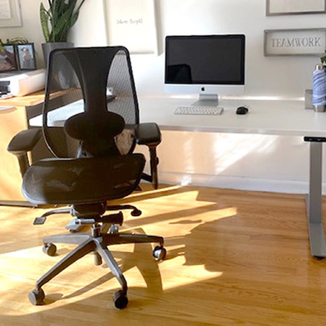 ergoCentric's tweet photo. A beautiful, bright #homeoffice space featuring the #tCentricHybrid task chair & the #upCentric electric height adjustable table.
#wellbeing #workfromhome #WFH #officespace #homeofficeergonomics #workspace #remoteworking #ergonomics https://t.co/e0UtHBgxm2