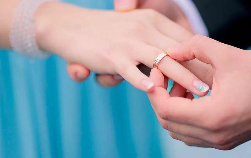 Почему стоит кольцо. Надевает кольцо на палец. Свадебные кольца. Свадьба одевание колец. Мужчина надевает кольцо на палец.
