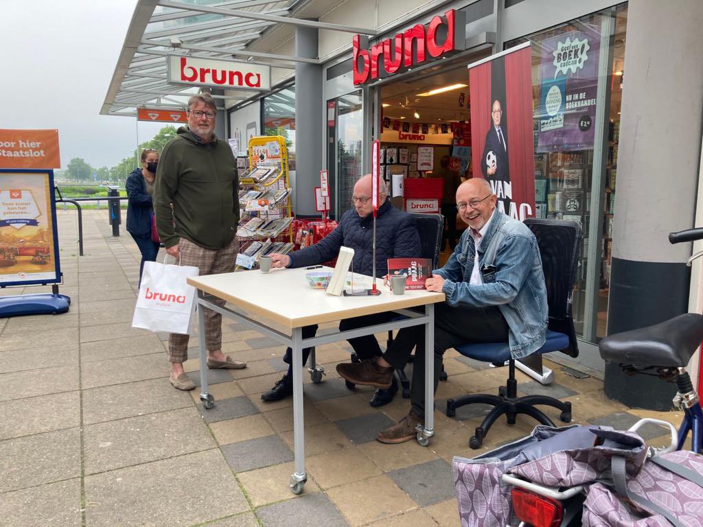 vkwillemvissers's tweet image. In verband met de dinsdag verschijnende tweede druk van de biografie over @MichaelvanPraag en Vaderdag geef ik nog twee gesigneerde exemplaren van het boek weg onder retweets. Donderdag uitslag.