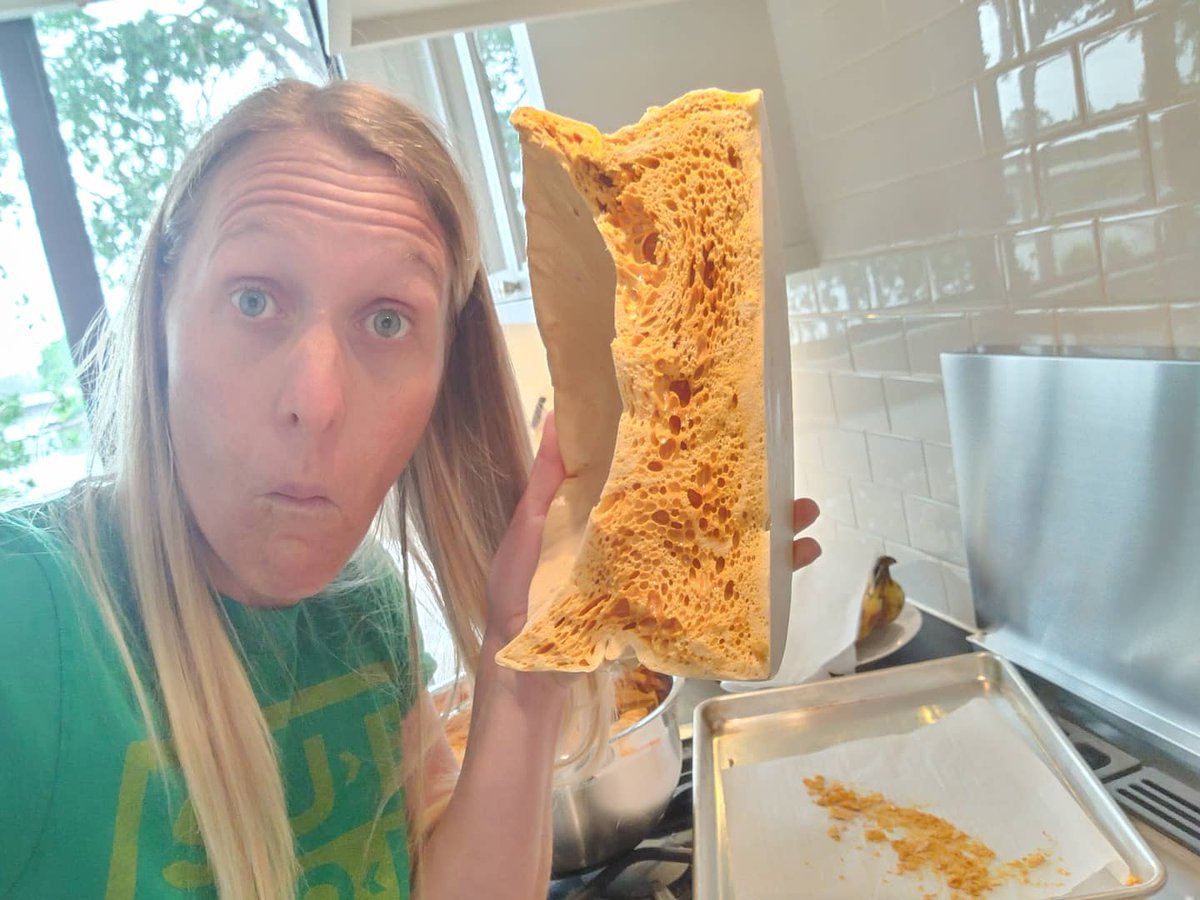 turfmow's tweet photo. @foodiesofturf madness in my kitchen. Second attempt at sponge toffee. Such a crazy item to make. Confectionery skills are neat π€
#chocolatedrizzle #ImadeTOOmuch https://t.co/jukI32EjGM