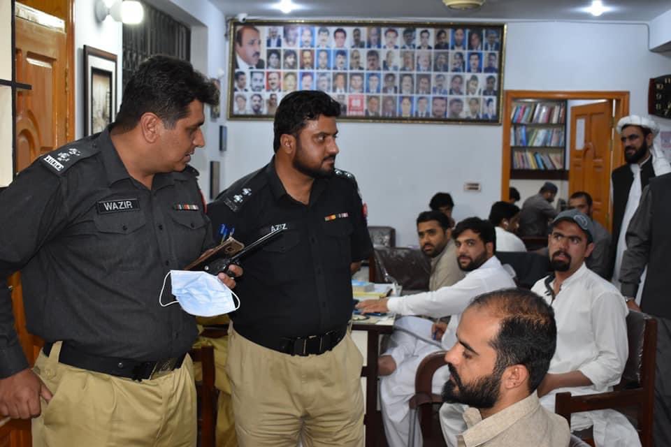 DrLalKhanKakar's tweet photo. Police Dept officials MR Aziz & Mr Wazir Kasi jinah town police station along with his team visited the #Shuhda8thAugustLibrary
They appreciated this great cause for future generations.
They further said the main task of police is to ensure the safety & security of people. https://t.co/K14BAx3yzh