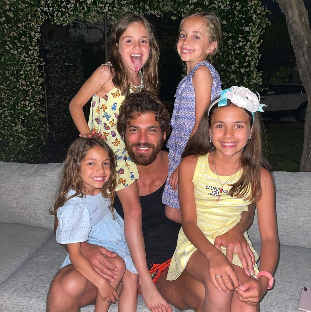 aydan_m_'s tweet photo. 📌Can : Monelle 😇💙 
     Catania, Sicily 

#CanYaman #DilettaLeotta 'nin yeğenleriyle beraber 😍 aile ♥️
Allah size de nasip etsin inşallah 🤲🧿 https://t.co/te7ihoO3Gw