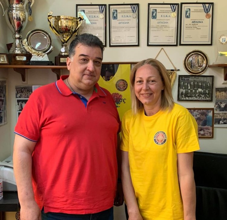 harris_stavrou's tweet photo. Η Δάφνη έγραψε ιστορία στο μπάσκετ ανδρών, καθώς έγινε η πρώτη που θα έχει γυναίκα προπονήτρια σε εθνική κατηγορία. Η Λία Γκουζίνη, σπουδαία σκόρερ στην καριέρα της ως μπασκετμπολίστρια, θα την καθοδηγήσει στη Γ' Εθνική. https://t.co/qwLetVjBi8