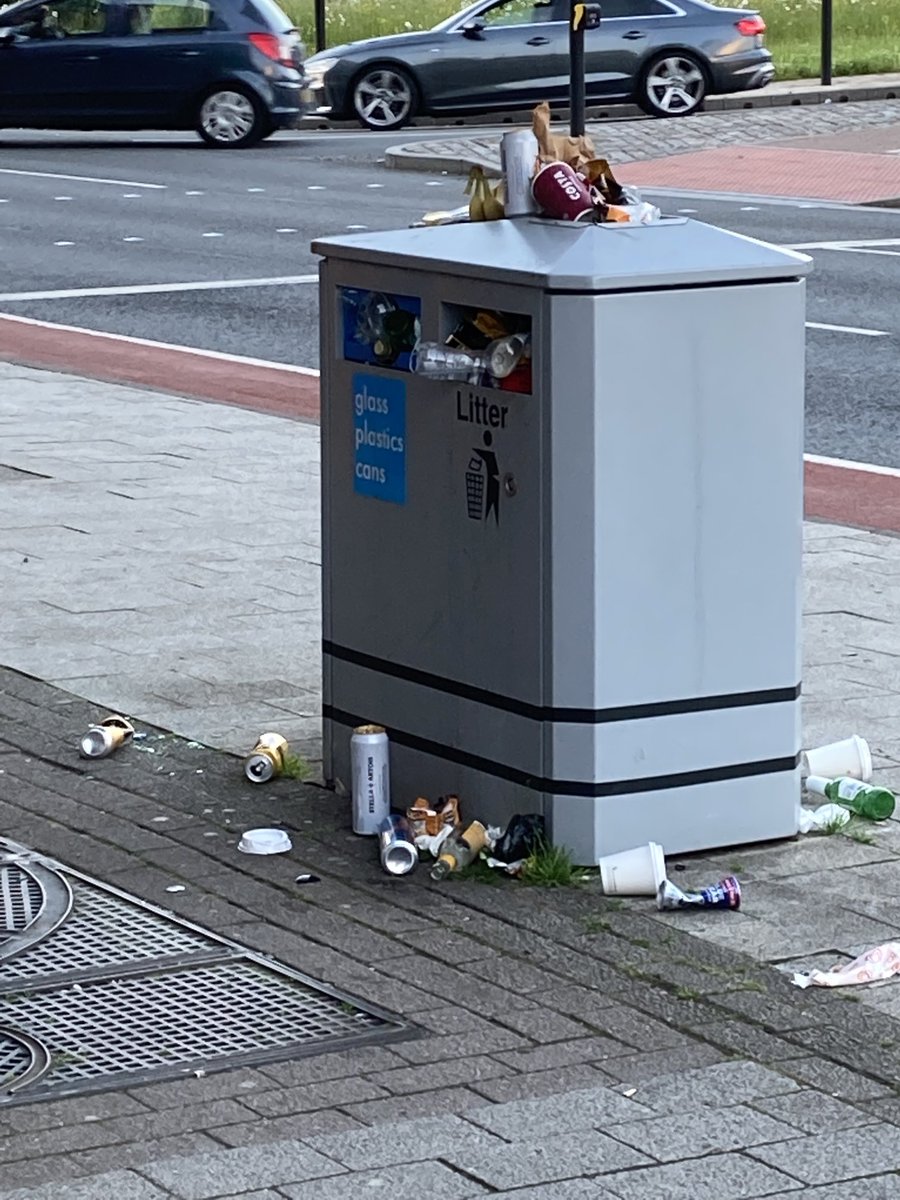 HughesMakem36's tweet photo. What’s the point of providing litter bins in Sheffield if the City Council doesn’t empty them#care for the City https://t.co/oH4aC3VHwB