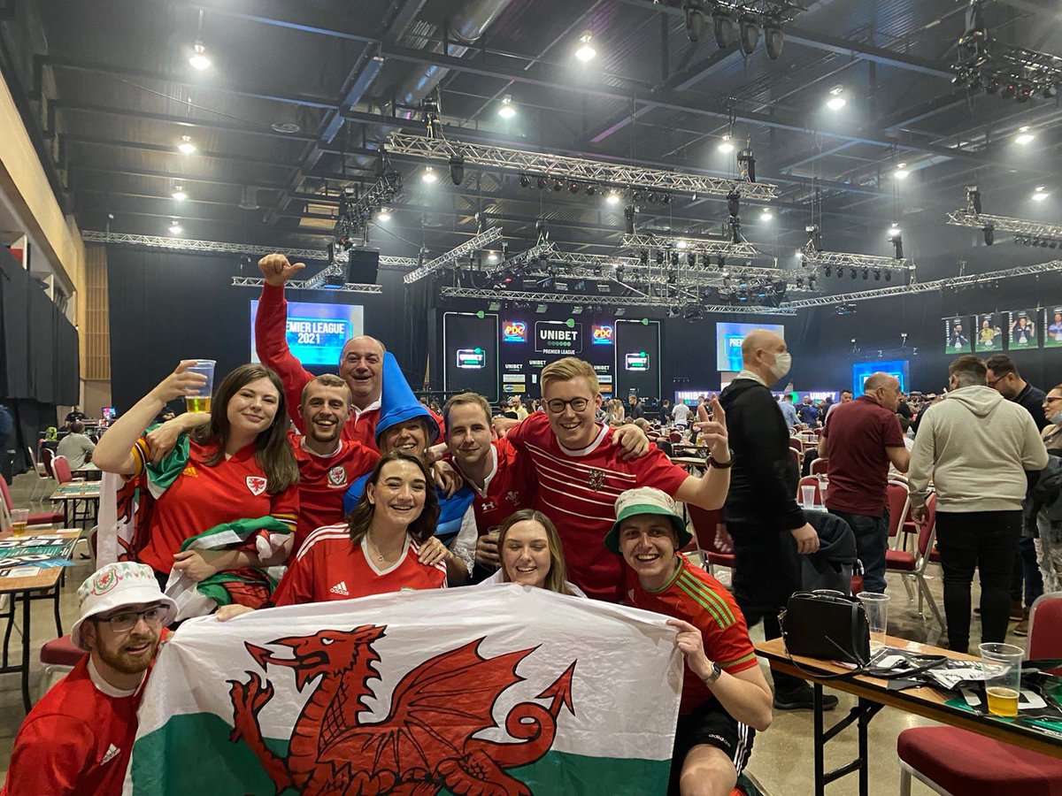 amy_mcfly's tweet image. Thank you @JonnyClay9 for my signed ultimate darts card! Even better since we were there to see you win the premier league! 🤗🏴󠁧󠁢󠁷󠁬󠁳󠁿 (need an updated PL card now that says you’re the winner!) 🏆#GoJonnyGo #WeLoveTheFerret